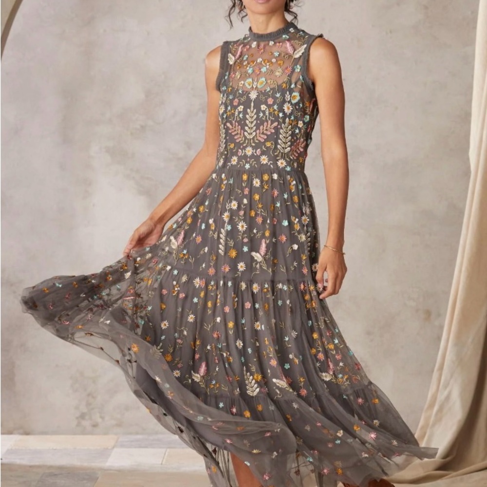 Sundance beautiful Floral Embroidered Gray Dress